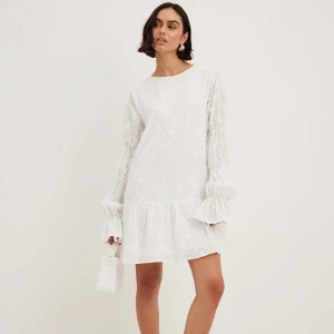 Student klänning  - Säljer den populära klänningen från NA-KD. Passar perfekt till studenten. Tänkte själv ha den har har hittat en annan därför säljer jag. 💗 Den är i stl 40 med passar defensivt 38 och 36 i och med att den är rak. 