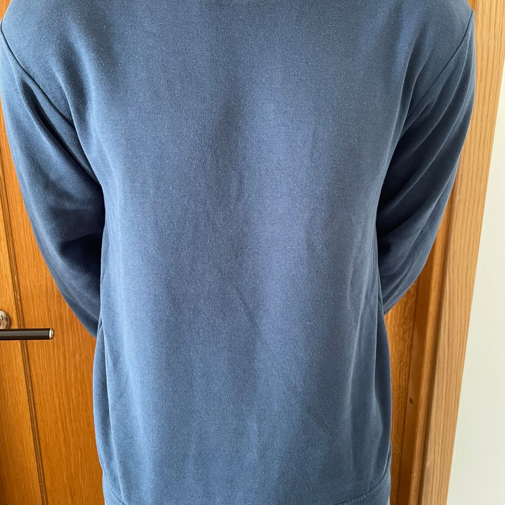 Säljer denna snygga blåa långarmad tröja för 149kr. Passar bra på mig (185cm & 80kg). Nästintill oanvänd så skick 8.5/10, storlek S. Har du frågor är det bara att skriva! 🤙. Tröjor & Koftor.