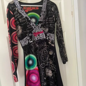 Desigualklänning  - En väldigt fin och bekväm klänning från desigual. Den är i fint skick och sitter väldigt fint på kroppen 