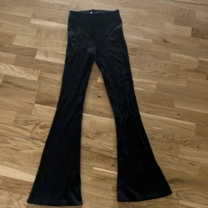 Ribbade utsvängda byxor  - Helt nya byxor som aldrig kom till använda. (Pris kan diskuteras vid köp)