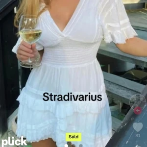 Vit klänning🙌 - Superfin klänning från stradivarius, perfekt till midsommar student osv🥰 Köpt på Plick men säljer vidare då jag tänkte ha den på studenten men valde en annan