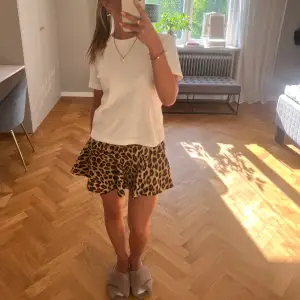 Säljer denna kjol i leopard mönster. Super trendig och perfekt nu till sommaren!💕 Aldrig använd, med lappar kvar. Köpt för flera år sedan, så finns inte på hemsidan. Frakt tillkommer