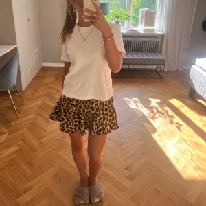Leopard kjol - Säljer denna kjol i leopard mönster. Super trendig och perfekt nu till sommaren!💕 Aldrig använd, med lappar kvar. Köpt för flera år sedan, så finns inte på hemsidan. Frakt tillkommer
