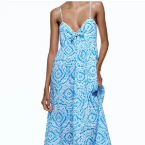 Super fin zara klänning som jag inte har användning av! Använd en gång utomlands så är i nyskick💕  Tryck gärna på köp nu!💕