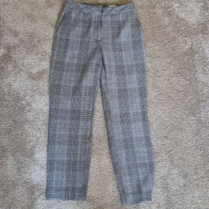 Snygga byxor med lite ankle cut. Perfekt sommarbyxa - Snygga byxor i riktigt fint skick. Storlek 34 H&M Lite ankle cut.