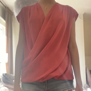 Röd blus  - Säljer denna superfina blus pågrund av att den tyvär inte kommer till användning. Den har ett jättebra sick inga defekter eller något 💞💞💞
