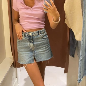 Jeanskjol - Så snygg jeanskjol från Gina young som tyvärr blivit lite för liten för min smak. Är lågmidjad. Stl 146 tror jag men sitter som XS/XXS. Jag är 160💕