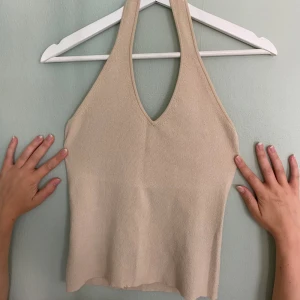 Stickad halterneck beige - S-M