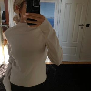 Beige tröja från Wera  - Jättefin och skön polo tröja från Wera. Köpt på plick men kommer inte till användning längre. Liten defekt på baksidan vid axeln, se bild 3. Inget jag dock själv tänkt på när jag använt den!💞