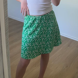 Kjol - En jättefin kjol med resår i midjan. Materialet är väldigt stretchigt och skulle säga att den även passar större storlekar! Endast använd vid 1 tillfälle! Bara att höra av sig vid funderingar🤗🌷