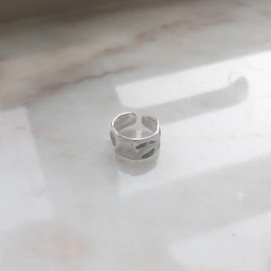 Ring från Yomie💕 - Yomie har fina kvalitativa prisvärda ringar som endast kostar 99kr 💕 Alla är vattentäta och gjorda av rostfritt stål 💛 Ringarna orsakar alltså inga utslag 💕Denna ring är justerbar & i färgen silver 💛 För fler frågor/bilder skicka ett meddelande💕