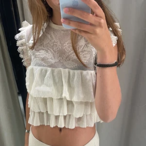Zara topp med volang  - Säljer min supersöta topp från zara som är perfekt nu till sommaren! Använd få gånger och i storlek S. 🩷