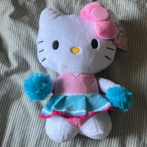 Hello kitty - Jätte gulligt hello Kitty gosedjur, ligger bara i garderoben så säljer därför 💗