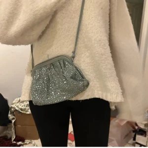 Glittrig väska - Supersöt väska som passar till allt!!💓💓🙌🏼lånad bild