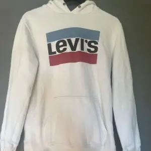 Levi's hoodie i storlek S/M. Sitter lite tajt om du har storlek M. Har några få fläckar som går bort i tvätten. Saknar snören. Skick: 5/10.