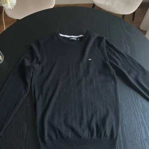 J.Lindberg merino tröja - En J.lindeberg merino tröja i grymt skick. Använd ett fåtal gånger. Säljer då jag rensar garderoben. Nypris 1300kr mitt pris 450