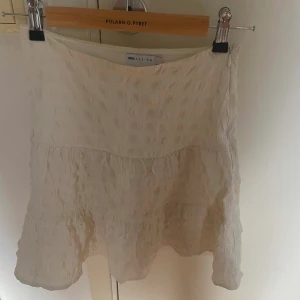 Volangkjol - Vit Volangkjol med mönster. Från asos. Jätte fin!