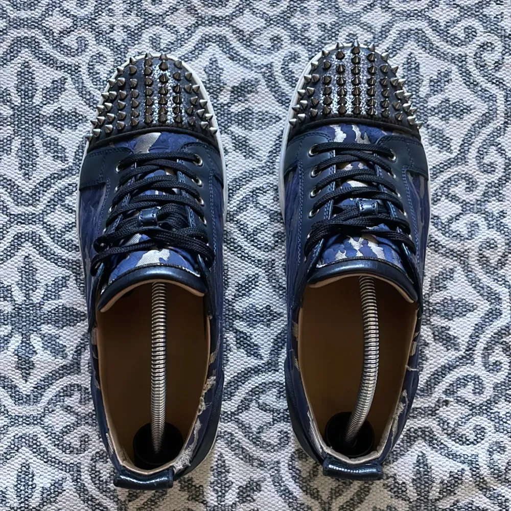 Super snygga och unika Christian Louboutin skor i färg camo med en blandning av marinblått, silver, och svart, tyvärr medföljer inget Og men självfallet äkta mer bilder och så vidare tas i pm. . Skor.