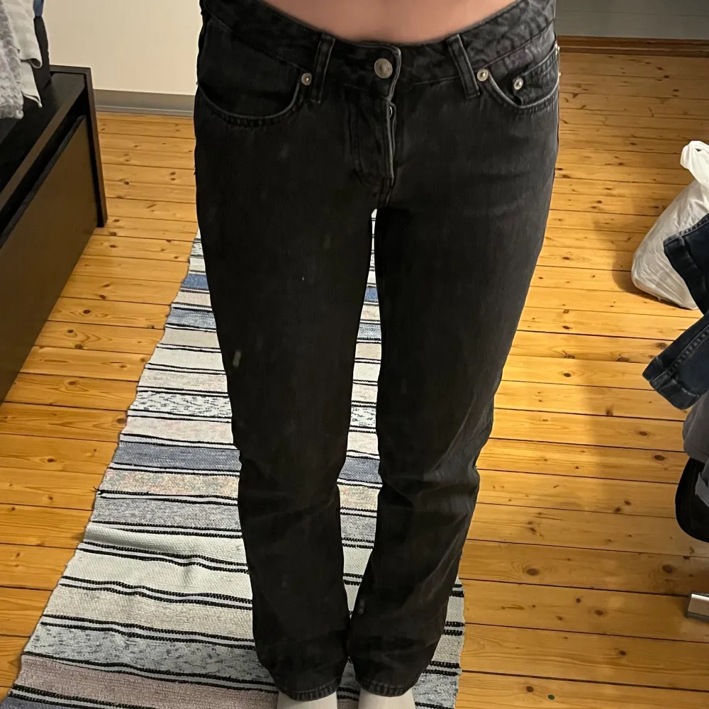 Snygga svarta raka jeans från Lager 157. Modellen icon. Något urtvättade i färger men annars jättefint skick! Jag är 170cm som referens. Nypris 400kr. Jeans & Byxor.