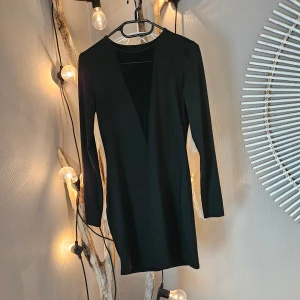 Klänning  - Svart klänning med genomskinligt tyg vid bröstet. Aldrig använd. 