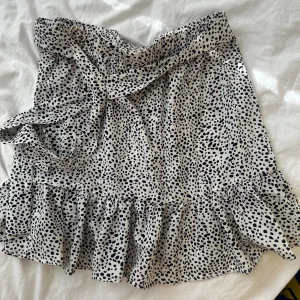 Mönstrad kjol med knytband - Storlek xs, använd enstaka gånger, i mycket gott skick. Den är ej gråaktig som på bild utan svart/vit. 🥰