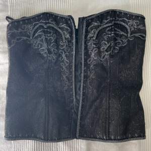 Säljer min svarta Korsetttopp med fina mönster från Vero Moda❣️ sparsamt använd och därför inga defekter. Jeansen på bilden säljer jag också!💕💕