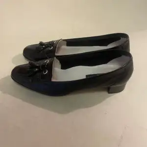 Super fina svarta läder skor i ballerina modell med en låg klack. Storlek 39.