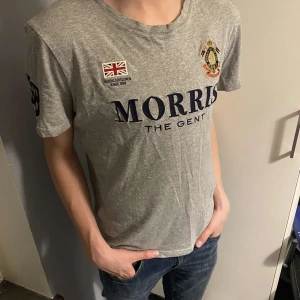 Morris t-shirt  - Tja säljer nu denna tvär feta Morris tröja• Cond: 8,5/10 Retail: 600 Vårt pris: 249 Storlek: M men passar S