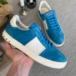 Valentino Flycrew - Säljer dessa sjukt feta Valentino Flycrews | Storlek 41 | 8/10 Skick (1nit borta) | Ingår: Allt og (Box, 2st Dustbag, Kort) Hör av er vid minsta lilla fundering! ✌️