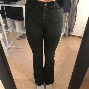 Säljer mina svarta only jeans då dom inte kommer till användning. Dom är använda men i bra skick! Köpta för 549kr. 💕Jag är 158cm och har vanligt vis 34/S i jeans. 