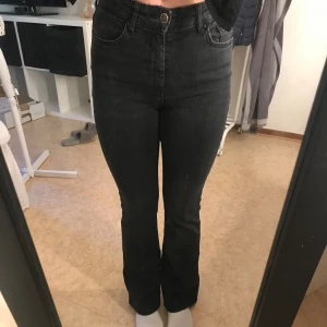 Svarta only jeans  - Säljer mina svarta only jeans då dom inte kommer till användning. Dom är använda men i bra skick! Köpta för 549kr. 💕Jag är 158cm och har vanligt vis 34/S i jeans. 