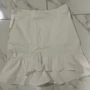 Ginatricot Kjol - Sjukt söt kjol från Ginatricot, med super söta volanger ner till. Den är helt oanvänd och super bra skick!🥰🥰
