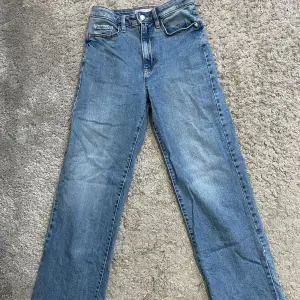 Ett par oanvända jeans i storlek S. Är i väldigt fint skick! Skriv för fler frågor eller funderingar🌸 400kr + frakt