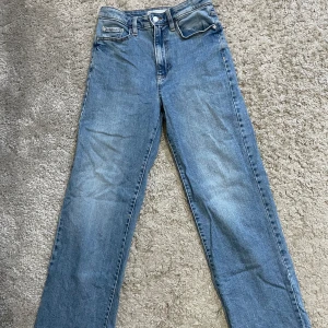 Vida jeans - Ett par oanvända jeans i storlek S. Är i väldigt fint skick! Skriv för fler frågor eller funderingar🌸 280kr + frakt