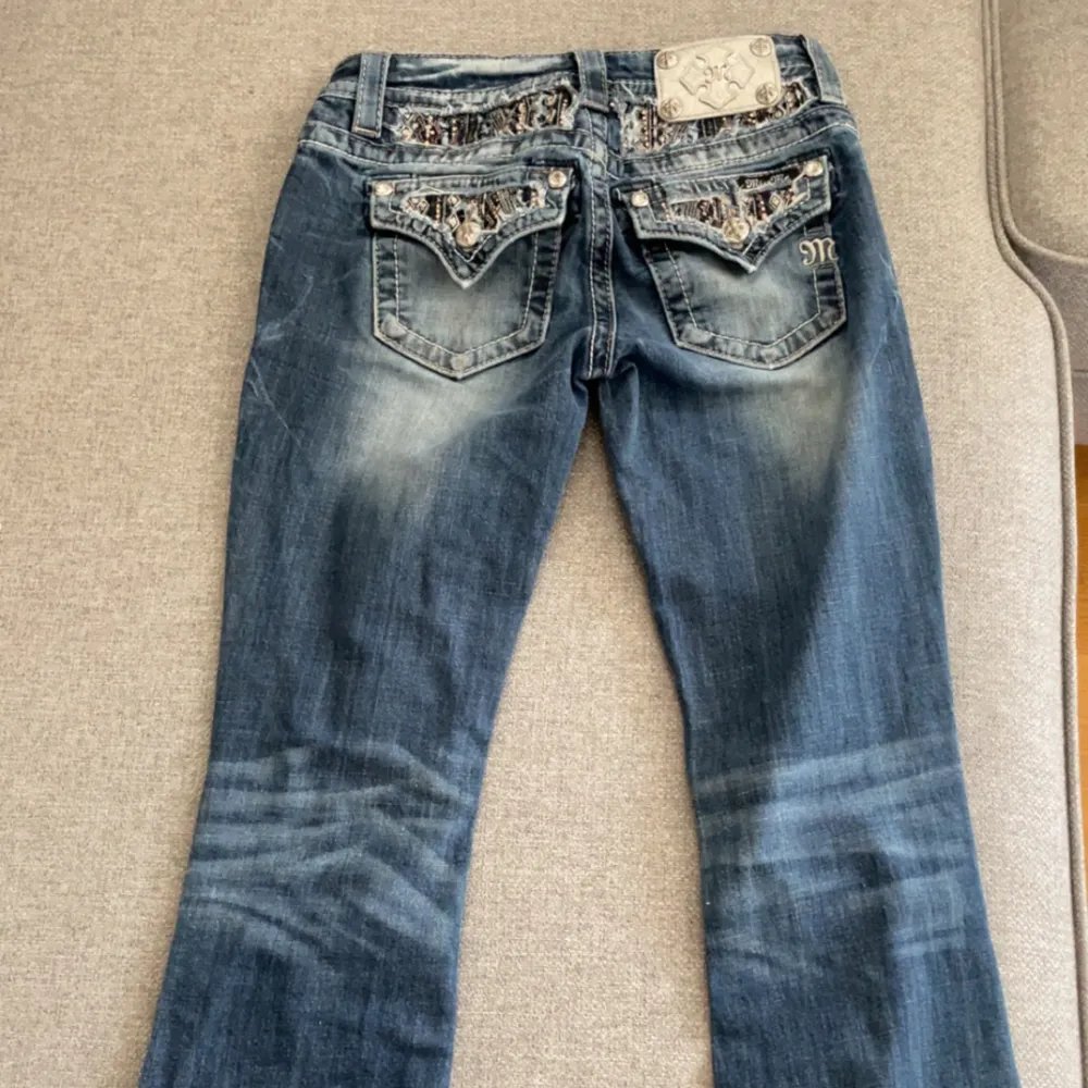 Skit snygga jeans från miss me som inte går att köpa längre, de är i storlek w24 vilket motsvarar ungefär xxs eller xs💓 säljer de pga att de aldrig kommit till användning <3 de är bootcut o lowwaist . Jeans & Byxor.