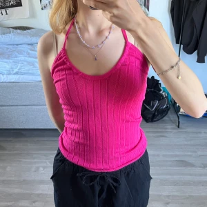  Rosa  linne  - Ett rosa lime från Bik Bok som man knyter i nacken som jag köpte förra sommaren men använde den tyvärr inte!🩷 Skriv bara om du har frågor!