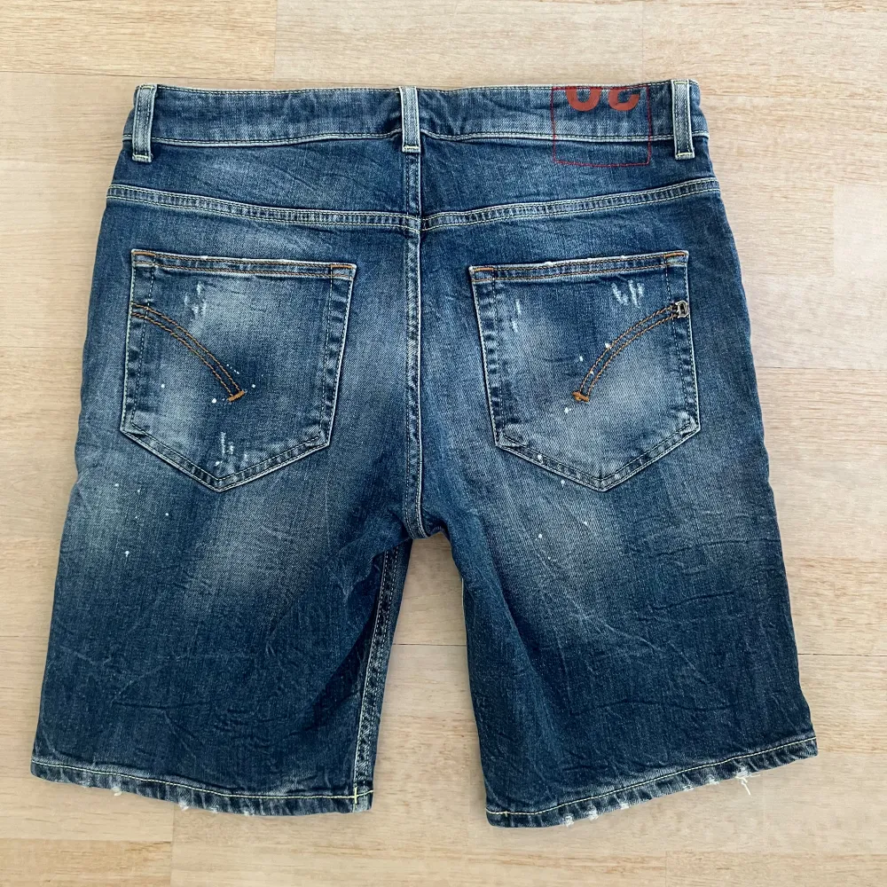Säljer dessa as fräcka dondup jeansshorts i nyskick! Storlek: 30! Modellen heter Derick & de är i ”regular fit”. De är köpta på United Fashion! Nypris: 3800kr. Shorts.