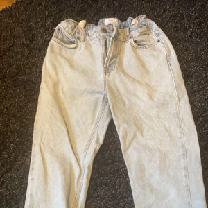 Grunt Jeans - Storlek=27 Passar bra men måste få in lite pengar så säljer dom, inga skador. Kostar 600 som nya