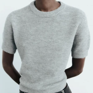 Grå stickad kortärmad från Zara - Säljer denna jättemjuka tröjan från Zara i strl S då den inte passade mig. Jag har endast använt den en gång så den är i nyskick! Passar asbra med typ alla kläder och är ofta slutsåld på Zaras hemsida. Köptes för 399, säljs för 175 kr.