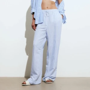 Linnebyxor  - Säljer dessa oanvända blå vit randiga linnebyxorna då de var för små för mig 