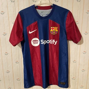 Barcelona hemma 23/24 Dri-fit avanced - Barcelona hemma 23/24 Dri-fit advanced, knappt använd, ganksa slim i pass formen, orginal pris 1 799 kr