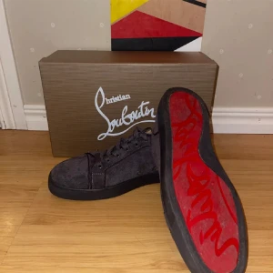 Louboutins  - Säljer dessa extremt eftertraktade och stilrena skor för ett oerhört bra pris jämt emot skicket samt ny priset. Skicket är 9/10 så dom knappt är använda och är som nya ungefär.🤩 Nypris: 8000kr || Mitt pris: 3299 🛒 (Pris kan diskuteras!)