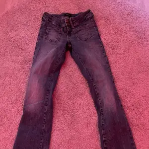 Blå low waist jeans från vero moda, midjemåttet mått 35 cm rakt över, längd mått 97 cm