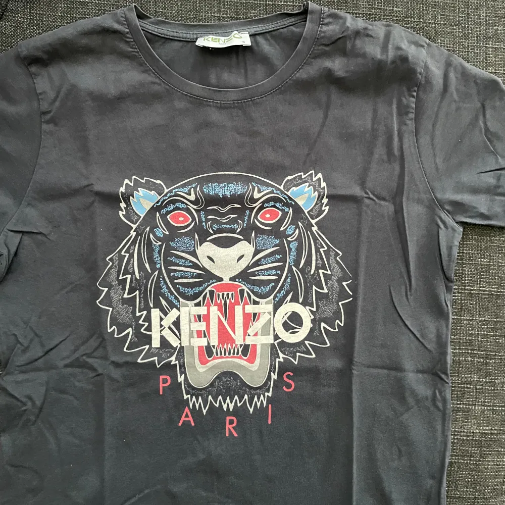 Kenzo t-shirt storlek S, knappt använd.. T-shirts.