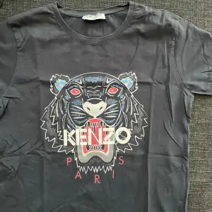 Kenzo t-shirt storlek S, knappt använd.