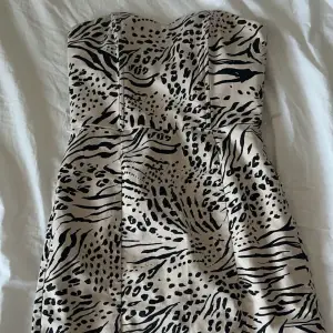 En klänning med zebra, tiger mönster. Den ger en bra passform men tyvärr är den för liten för mig❣️