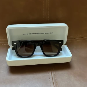 Chimi 04 - Jag säljer nu mina näst intill oanvända chimi 04 i färgen brun. Riktigt snygga och skönt brunt ljus till de soliga dagarna! Dm vid frågor