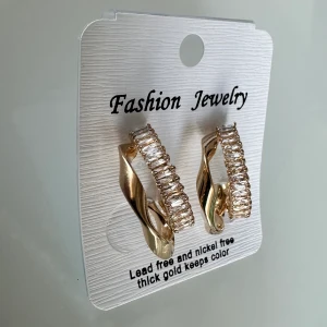 Örhängen  - De små stiftörhängena är förstklassigt och detaljrikt utformade i guld. De imponerar med en slingrande orm i naturtrogen design. Det ger det uttrycksfulla örosmycket elegant glans. Stiftörhängena passar perfekt för en extravagant, originell look. 