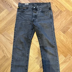 Levi’s 501 - Jeans Märke: Levis Model: 501 Färg: Grå Skick: Bra Material: Bomull Storlek W30 L32