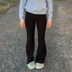 Snygga kostymbyxor, bootcut midwais - Snygga kostymbyxor, mindre S i strl. Nypris 500